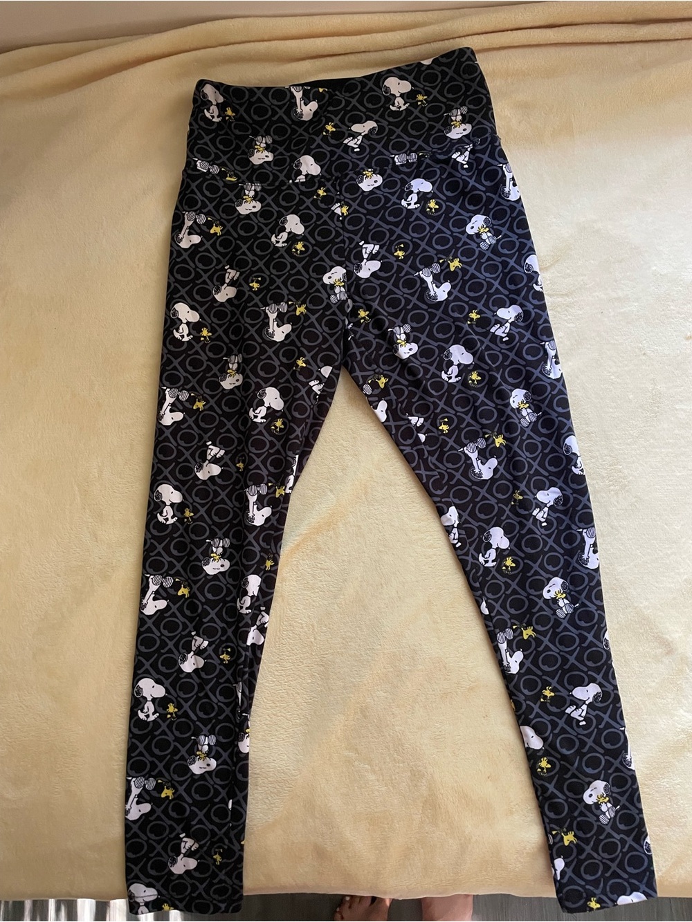 Peanuts Black Snoopy Patterned Leggings with Yellow Accents